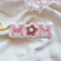 Porte-clé MOM en résine – Cadeau maman original