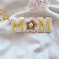Porte-clé MOM en résine – Cadeau maman original