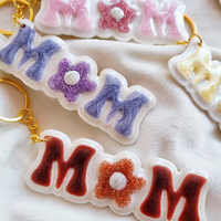 Porte-clé MOM en résine – Cadeau maman original