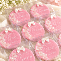 Cadeau invité personnalisé pour baptême, médaillon rond en résine époxy rose avec fleurs d'hortensia et prénom