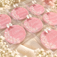Cadeau invité personnalisé pour baptême, médaillon rond en résine époxy rose avec fleurs d'hortensia et prénom