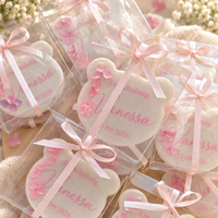 Cadeau invité personnalisé pour baptême, médaillon tete ourson en résine époxy rose avec fleurs d'hortensia et prénom