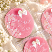 Cadeau invité personnalisé pour baptême, médaillon rond en résine époxy rose avec fleurs d'hortensia et prénom
