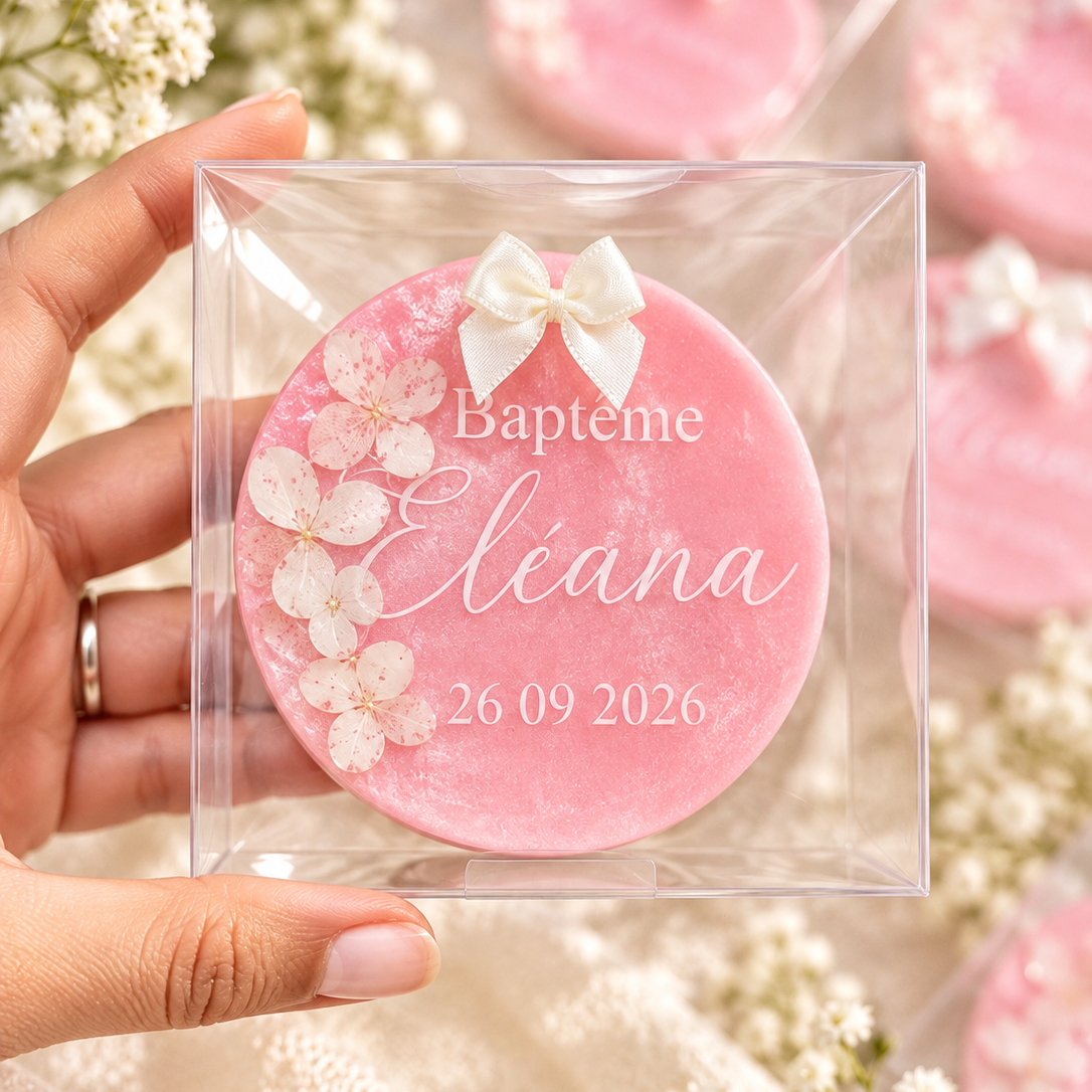 Cadeau invité personnalisé pour baptême, médaillon rond en résine époxy rose avec fleurs d'hortensia et prénom