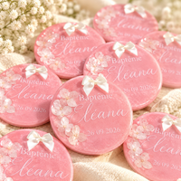 Cadeau invité personnalisé pour baptême, médaillon rond en résine époxy rose avec fleurs d'hortensia et prénom