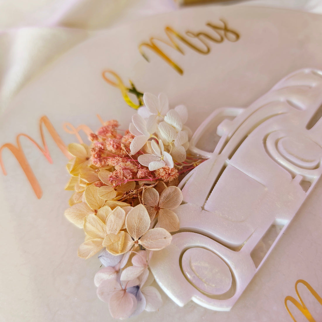 Cadre mariage personnalisé avec voiture et fleurs – Souvenir de bouquet
